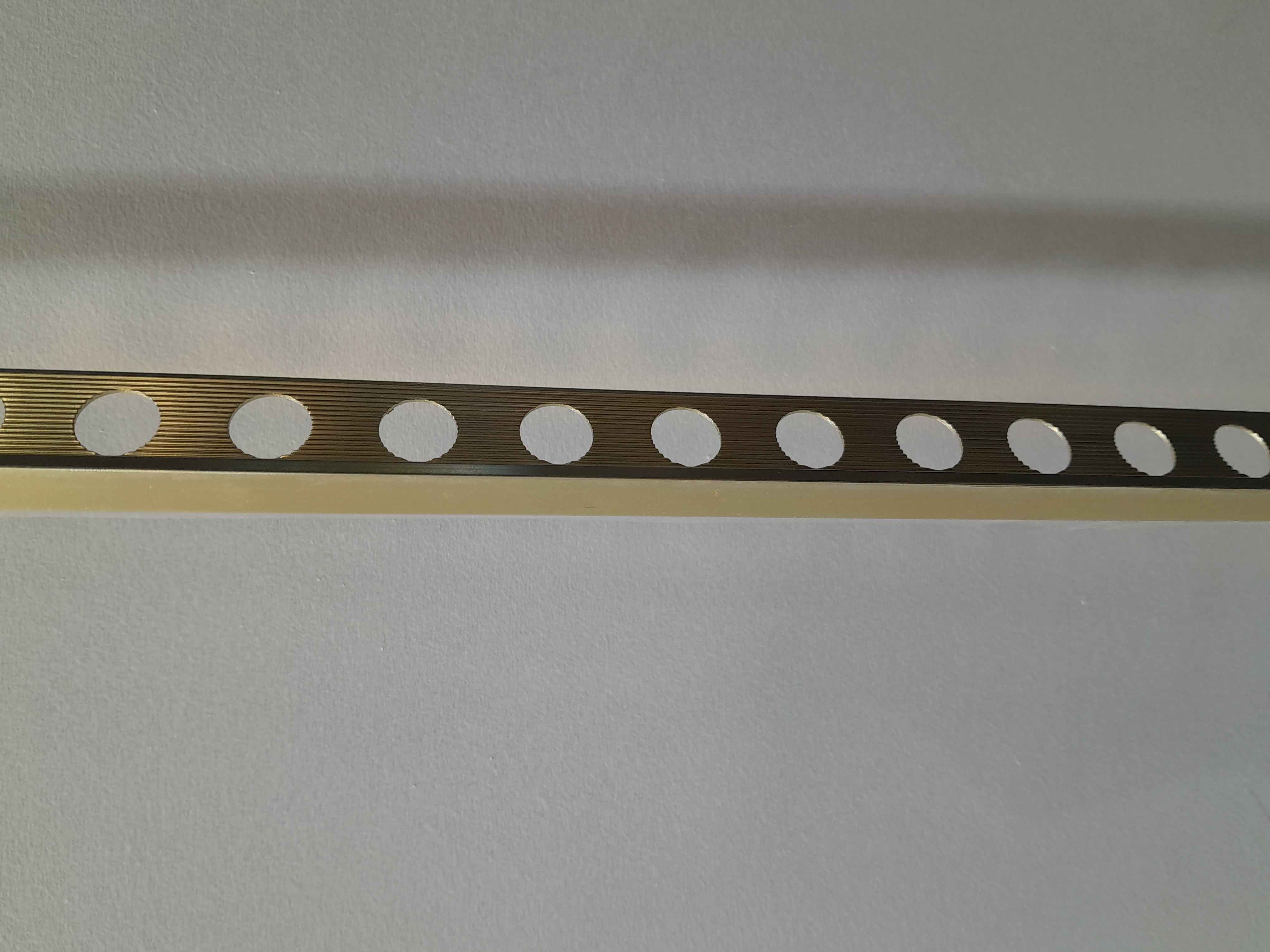 BAGUETTE DE FINITION ALU COULEUR DORE 7,5 MM