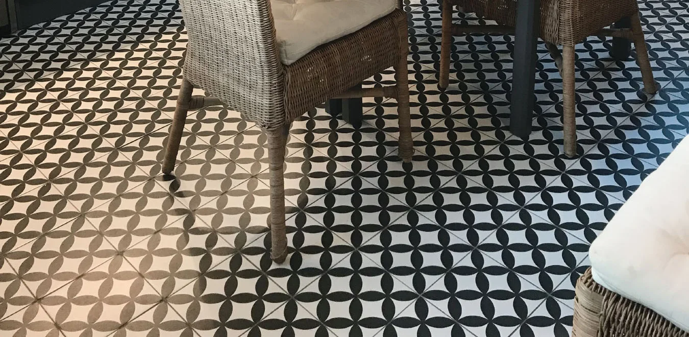 DECOR FLEUR NOIR 20X20